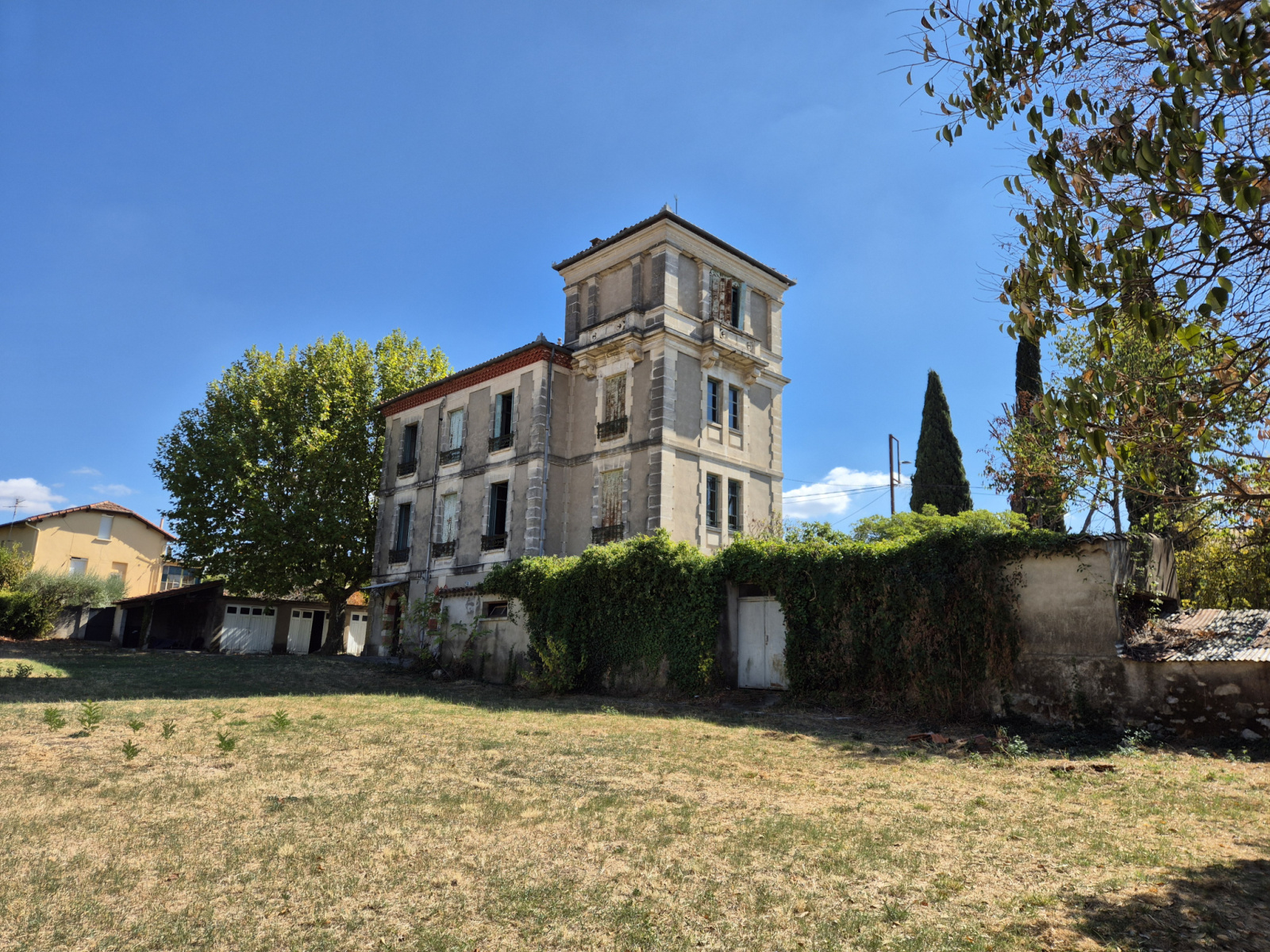 Maison 12 pièces 368 m² · à Ales · 368 m² · 400 000 €